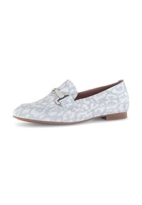 Damesloafers van lichtblauw stof met een subtiel patroon, voorzien van een zilverkleurige gesp en een lage bruine hak.