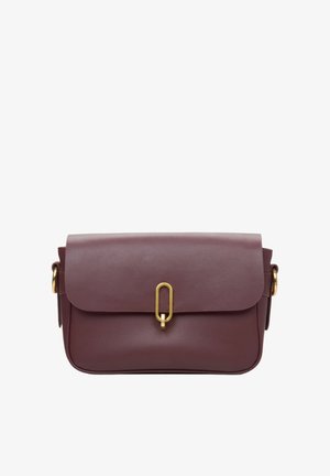 Burgundowa skórzana torba na ramię z magnetycznym zamknięciem klapki, złotymi akcentami i prostokątnym kształtem. Gładka tekstura z minimalnym detalowaniem.