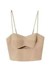 Haut court beige à fines bretelles, avec un panneau texturé et un détail découpé à l'avant. Fabriqué en tissu léger et lisse.