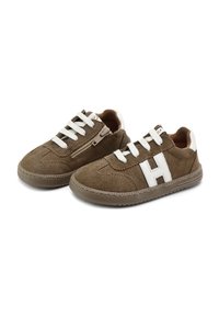 Zapatillas de ante marrón con detalles en blanco, cordones y cremallera en el lateral. Punta redondeada y suela de goma texturizada con costuras decorativas.