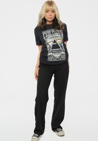 Paradiso Clothing PINK FLOYD CARNEGIE HALL POSTER RINGER - Print T-shirt - black