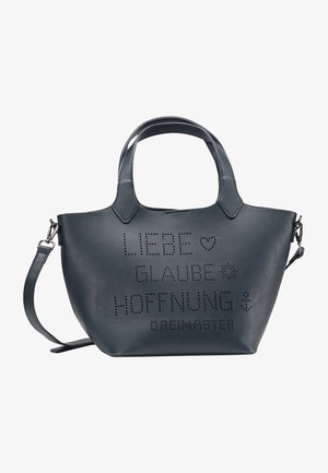 Czarna skórzana torebka z podwójnymi uchwytami i odpinanym paskiem na ramię, ozdobiona perforowanymi niemieckimi słowami "Liebe," "Glaube," "Hoffnung," oraz "Dreimaster."