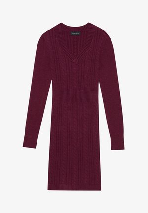 Mørkerød strikket kjole med V-hals, lange ermer, ribbestrikkede mansjetter og et kabelstrikkemønster gjennom hele. Formsydd midje.
