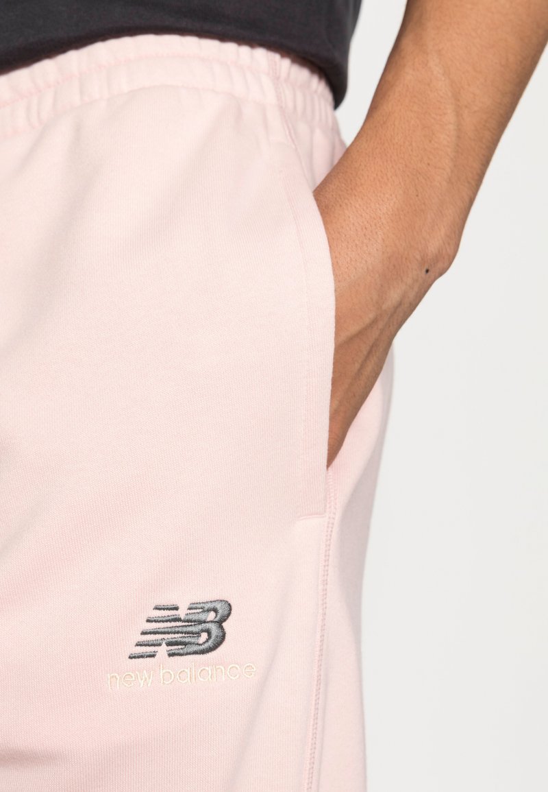 Herren Trainingsanzüge | New Balance ESSENTIALS UNI SENTIALS UNISEX Jogginghose pink haze/pink - XA48204 Herren Trainingsanzüge | New Balance ESSENTIALS UNI SENTIALS UNISEX Jogginghose pink haze/pink - XA48204