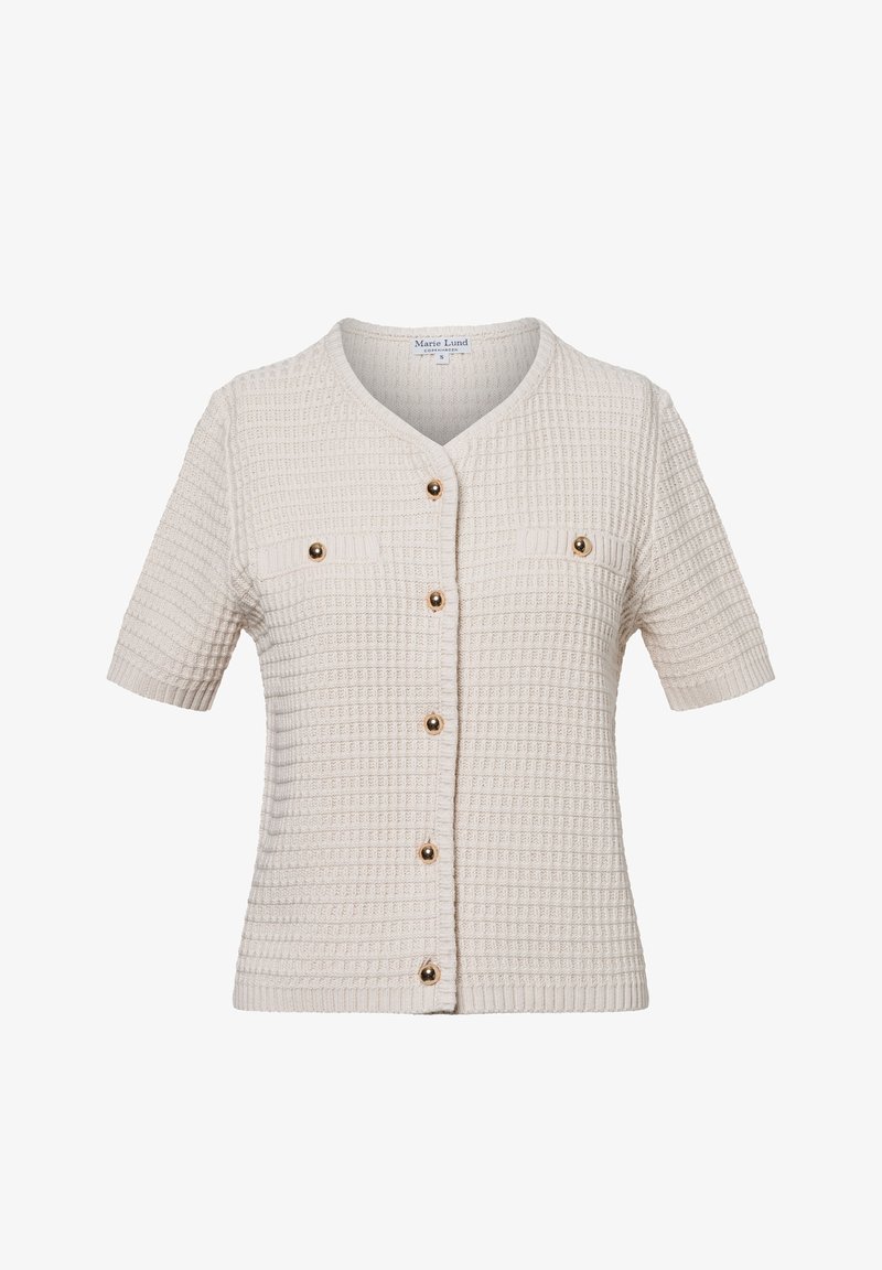 Beige Kurzarm-Cardigan aus strukturiertem Strickstoff mit V-Ausschnitt, ausgestattet mit goldenen Knöpfen und zwei Brusttaschen.