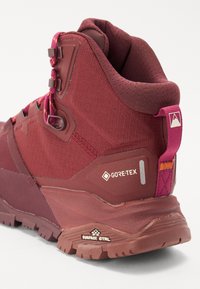 Bordeauxfärgad vandringskänga med texturerad tyg, silverfärgad hårdvara, förstärkt stöd för fotled och en framträdande GORE-TEX-logotyp på sidan.