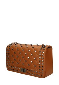 Borsa a tracolla in pelle trapuntata color tan, con dettagli in metallo argentato, forma rettangolare e superficie liscia. Chiusura con gancio in metallo e tracolla a catena.