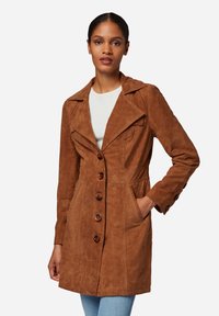 LUCY - Kort kappa / rock - cognac velour