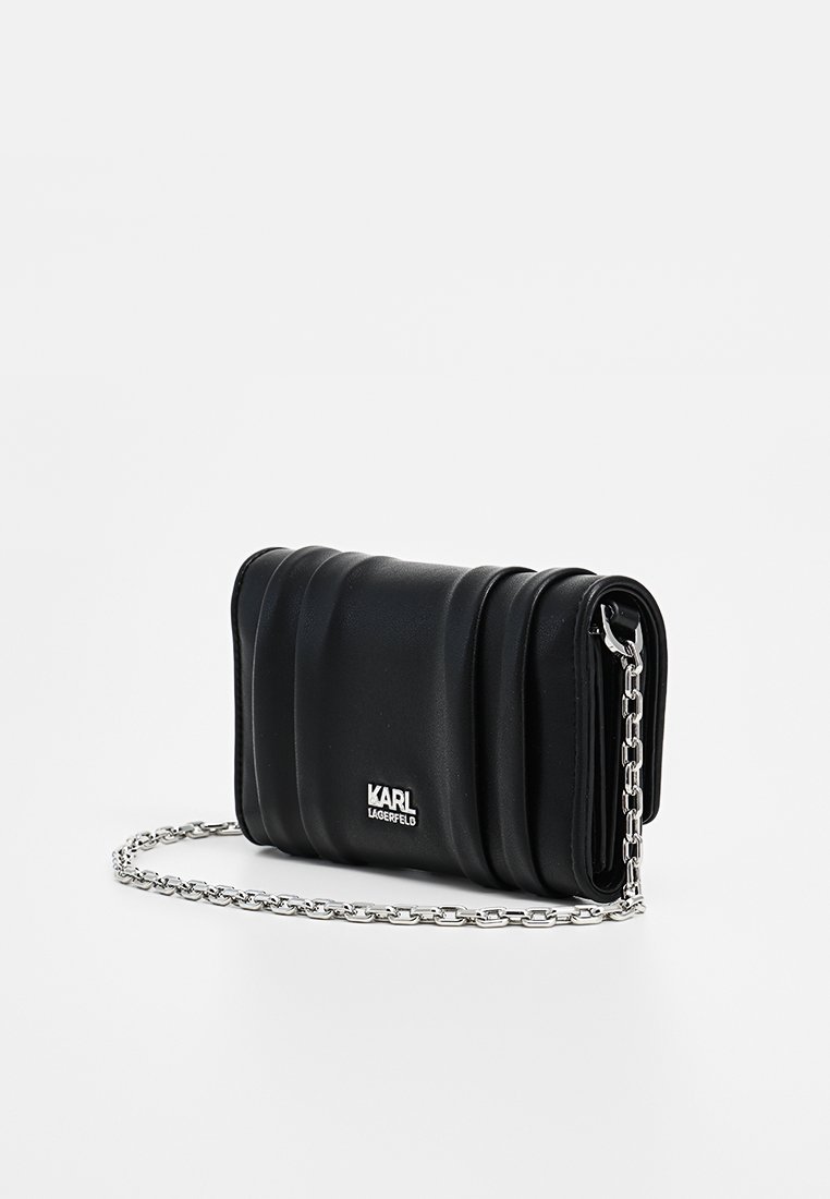 Sac en cuir matelassé noir de Karl Lagerfeld avec une chaîne argentée et une plaque logo sur le devant.