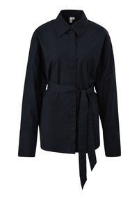 Chemise noire à ceinture avec manches longues, col pointu et fermeture à boutons sur le devant. Tissu lisse avec une coupe ajustée et un détail de taille nouée.