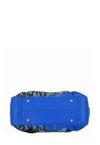 Blauwe leren handtas met een bloemenpatroon aan de bovenkant, metalen studs aan de bodem en een ronde vorm. De textuur is glad met details aan de randen.