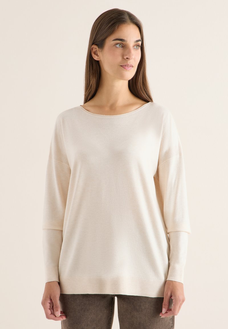Hellbeige Baumwollmischung Pullover mit weitem Ausschnitt und dreiviertel Ärmeln. Hat eine lockere Passform und gerippte Akzente am Saum und an den Ärmeln.