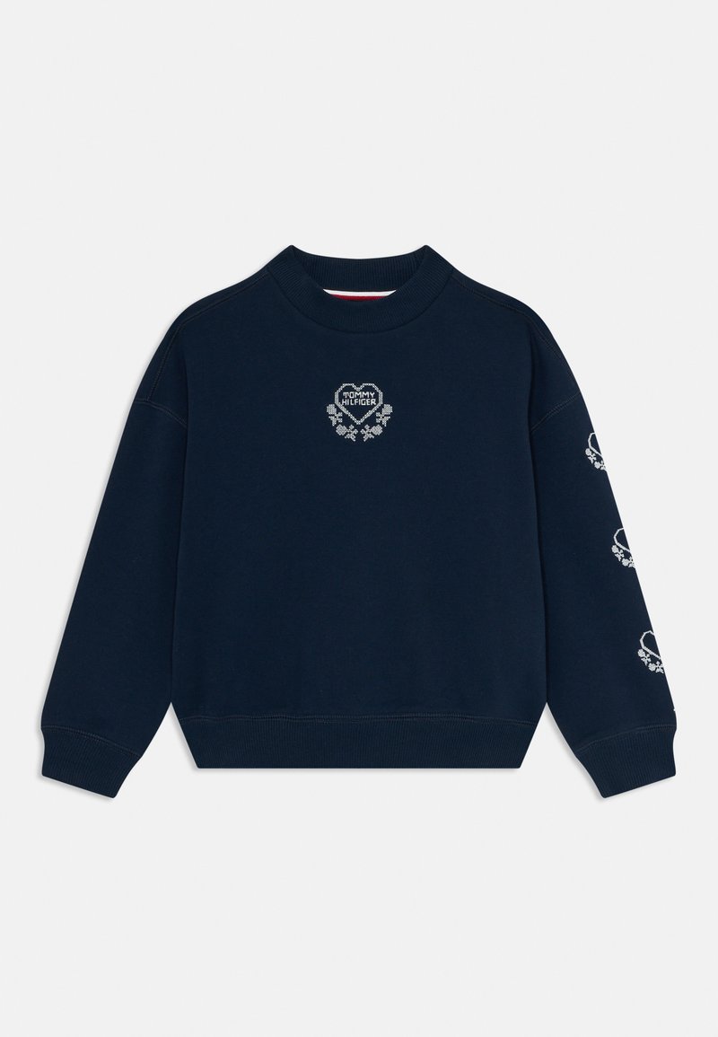 Námornícky modrý crewneck sveter s bielymi kvetinovými logami v tvare srdca a textom "Tommy Hilfiger" na hrudi a pravom rukáve.