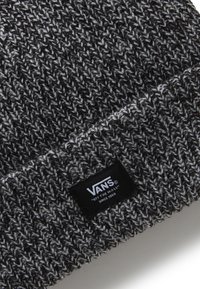 Berretto Vans a maglia nera e grigia con risvolto e etichetta rettangolare nera con il logo Vans che recita "Off The Wall Since 1966."