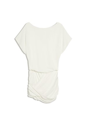 Biele šaty s krátkym rukávom, širokým výstrihom a zdobené na sukni nariasenými detailmi, zobrazené na jednoduchom bielom pozadí.