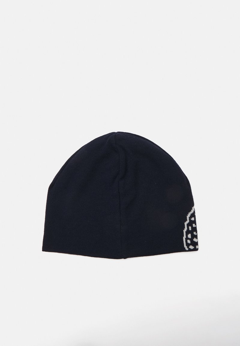 Bonnet en tricot, bleu marine, ajustement confortable, avec un accent à motif blanc sur le côté, texture douce, dessus arrondi et design sans couture.