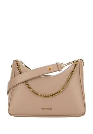 Borsa a tracolla in pelle beige con una finitura testurizzata, caratterizzata da un accento in catena dorata, tracolla regolabile e un design elegante e angolare.