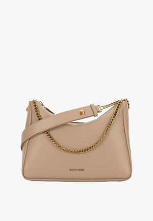 Beige Lederhandtasche mit strukturiertem Finish, ausgestattet mit einem goldenen Kettenakzent, verstellbarem Tragegurt und einem schlanken, kantigen Design.