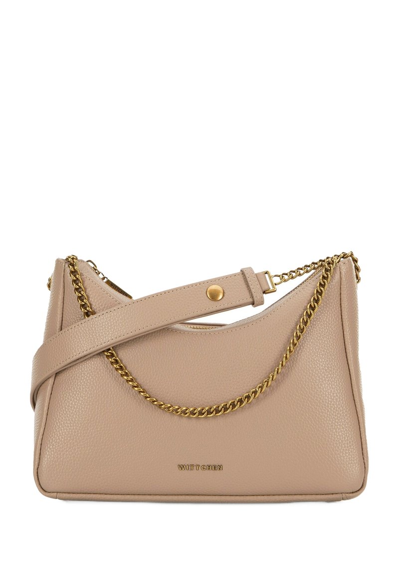 Borsa a tracolla in pelle beige con una finitura testurizzata, caratterizzata da un accento in catena dorata, tracolla regolabile e un design elegante e angolare.