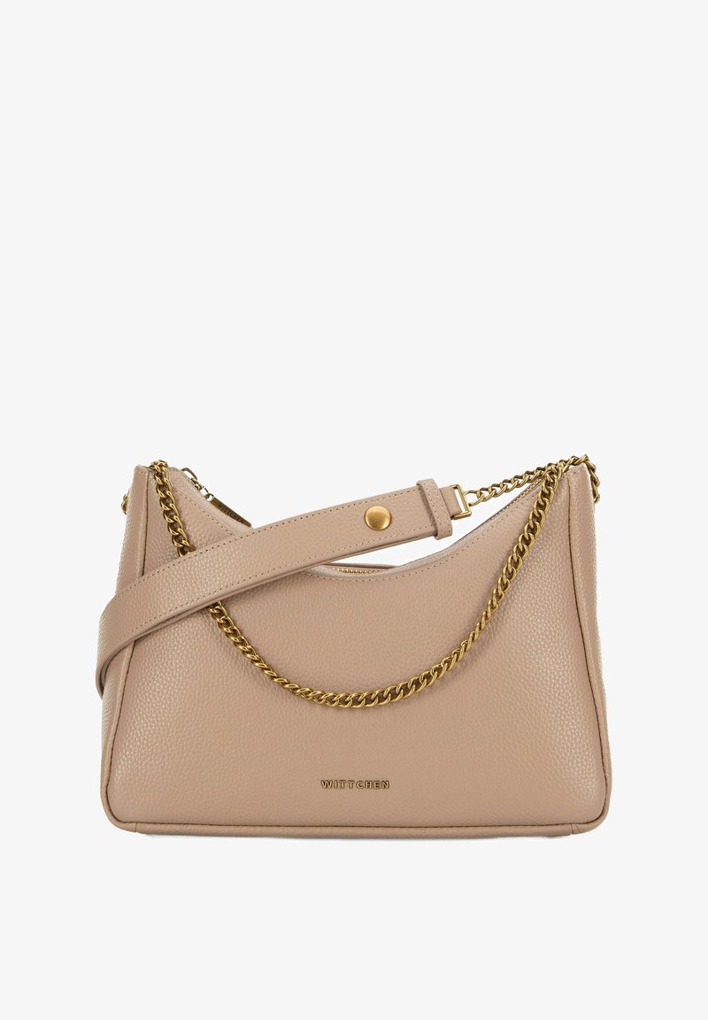 Bolso de mano de cuero beis con un acabado texturizado, que presenta un acento de cadena dorada, correa ajustable y un diseño elegante y angular.