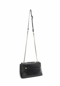 Borsa a tracolla in pelle nera con tracolla a catena, forma rettangolare, superficie strutturata, tasca frontale con cerniera e dettagli in metallo color oro.