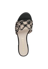 Sandale à glissière tissée présentant un dessus en tressage noir et beige, une semelle noire lisse et un logo doré sur une semelle intérieure beige.