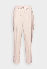 Pantalon rose pâle ajusté avec une taille élastique et un cordon de serrage. Caractérisé par des plis et des jambes fuselées avec une texture lisse.