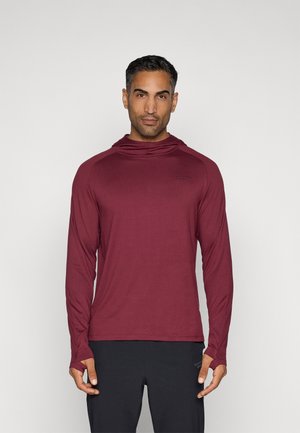 Burgundy långärmad hoodie gjord av lättviktsmaterial, med en avslappnad passform, rundad nederkant och minimal logotypdetalj på bröstet.