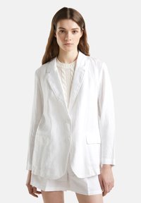 Seleccionado, white