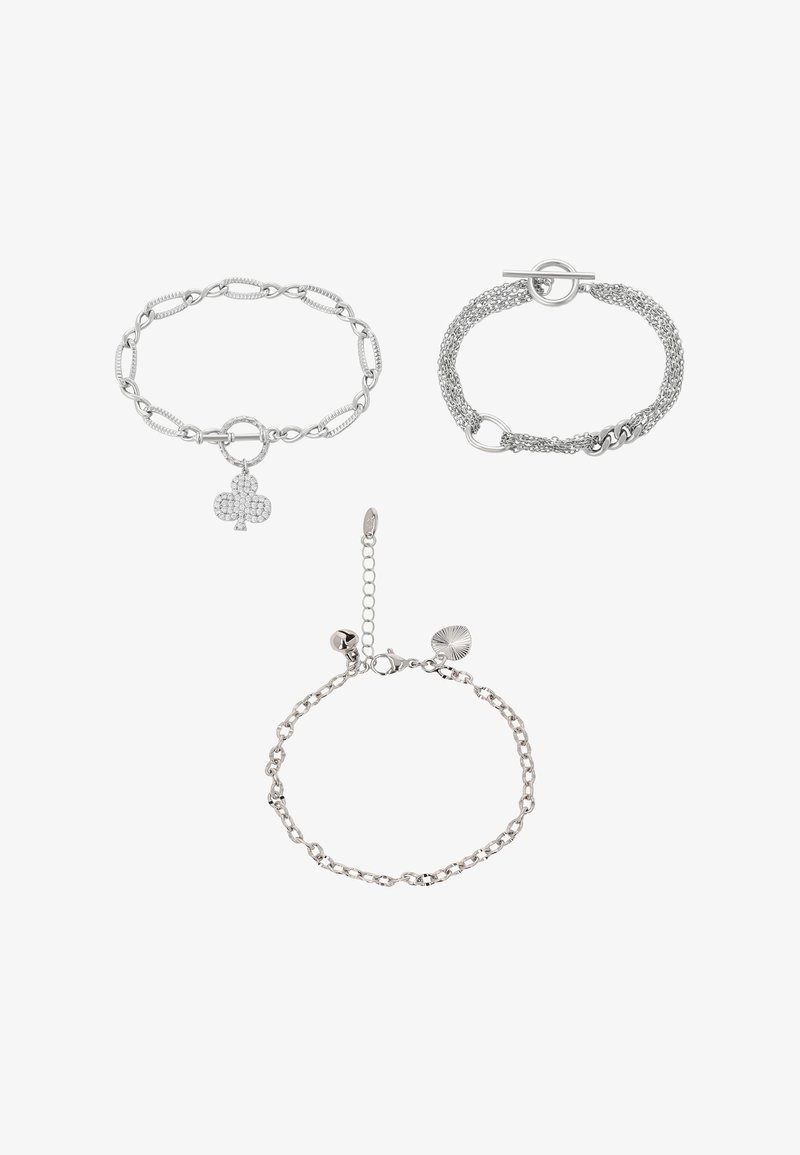 Három ezüst lánc karkötő, egyik csuklópánttal és többszálas kialakítással, egyik klub jellegű dísszel, és egy kis szíves és csengős dísszel.