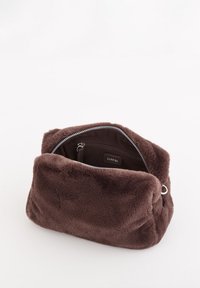 Bruine nep bont etui met een rechthoekige vorm, voorzien van een zilverkleurige ritssluiting en een binnenvak. Zachte textuur, compact ontwerp.