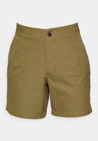 Pantalones cortos verde oliva con una textura suave, que cuentan con una cintura alta, un cierre frontal, un botón negro y puños enrollados.