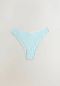 Világoskék, sima textúrájú, egyrészes tanga fehérnemű, semleges háttéren laposan elhelyezve.