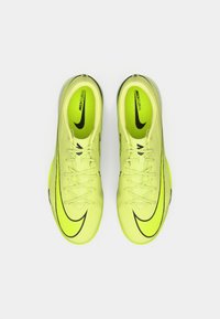 Nike Mercurial nogometni kopački v neon rumeni barvi z črnimi detajli. Imajo teksturirano zgornje plast, vezalko in eleganten, aerodinamičen obliko.