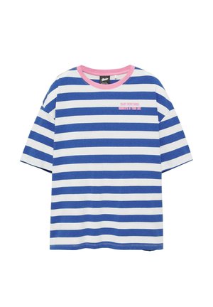 T-shirt à manches courtes avec des rayures horizontales bleues et blanches, col rond rose et petit texte rose sur la poitrine.