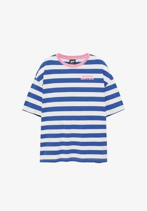 T-shirt à manches courtes avec des rayures horizontales bleues et blanches, col rond rose et petit texte rose sur la poitrine.