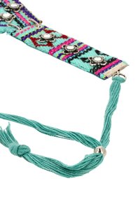 Barevný tkaný náramek s tyrkysovými vlákny, stříbrnými akcenty a vícebarevnou látkou s růžovými a černými vzory.