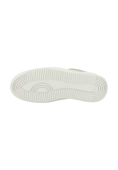 Suola in gomma bianca per sneaker, caratterizzata da una superficie testurizzata con scanalature orizzontali e verticali, progettata per garantire trazione e stabilità.
