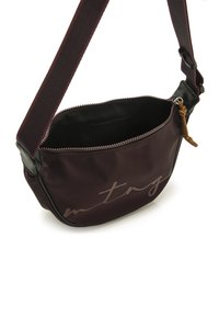 Borsa a tracolla in nylon bordeaux con chiusura a zip, con un logo "mtrg" in evidenza, un interno liscio e una tracolla regolabile.