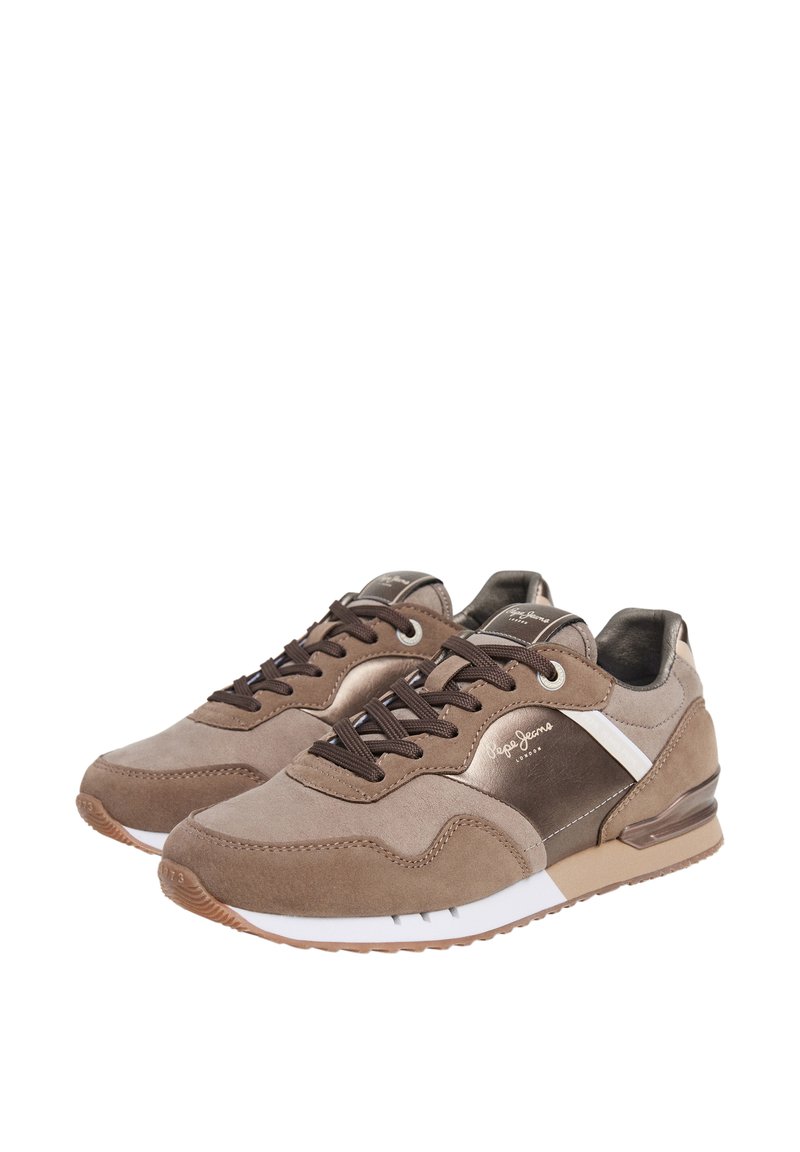 Zapatillas deportivas marrones con material de ante y sintético, con un patrón blanco y marrón, diseño con cordones y suela de goma.