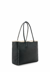 Sac fourre-tout en cuir noir avec un haut doublé en fourrure, deux longues poignées, des côtés plats et des coutures visibles le long des bords.