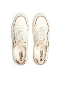 Baskets en cuir blanc avec des accents dorés et un motif embossé décoratif. Dotées d'une fermeture éclair et d'un tressage beige le long du talon.