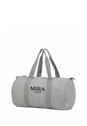 Lichtgrijze cilindrische reistas met dubbele schouderbanden en zwarte tekst "MIRA PARIS" aan de zijkant, schuin weergegeven.