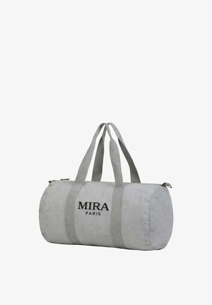 Borsa da viaggio cilindrica di colore grigio chiaro con doppie tracolle e testo nero "MIRA PARIS" sul lato, mostrata leggermente inclinata.
