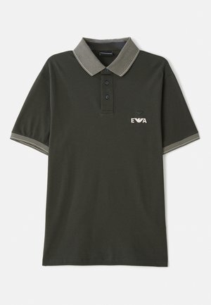 Mørkegrønn polo skjorte med stripete krage, tre-knappe placket og en liten brodert logo på brystet. Mykt bomullsmateriale.