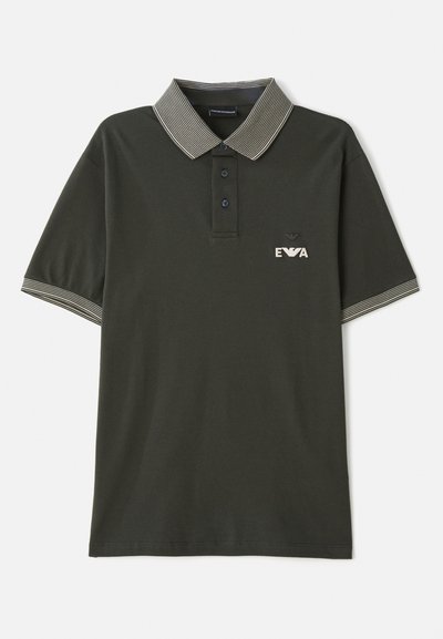Polo-shirt vert foncé avec col rayé, patte de boutonnage à trois boutons et un petit logo brodé sur la poitrine. Matériau en coton doux.