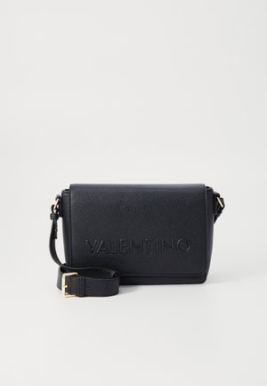 Borsa a tracolla nera in pelle con logo "VALENTINO" impresso, pattina ripiegabile, tracolla regolabile e finitura testurizzata. Finiture hardware dorate.