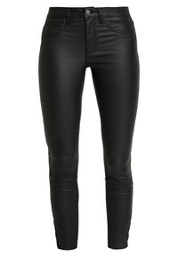 Jeans skinny de cuero sintético negro con cintura alta, que presentan un cierre de botón en la parte delantera, cinco bolsillos y una textura lisa y brillante.