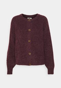 Burgundy stickad kofta med rund hals, försedd med fem stora bruna knappar och texturerad tyg. Långa ärmar med en något lös passform.