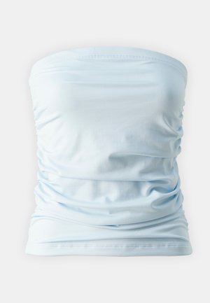 Šviesiai mėlynas be petnešėlių palaidinė, pagaminta iš glotnaus, tamprios medžiagos, su raukšlėtu paviršiumi šonuose ir paprastu, tvarkingu dizainu.